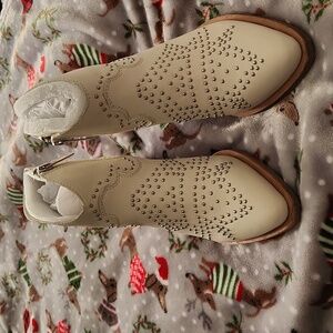 Women's off white western booties never worn.